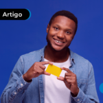 Homem segurando cartão