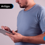 Homem oilahndo tabela no tablet