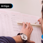 homem verificando sua jornada de trabalho
