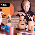crianças fazendo a decoração de halloween