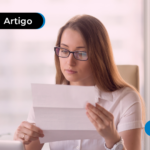 mulher lendo documento