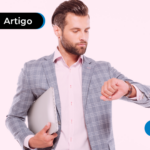 Homem olhando relógio.