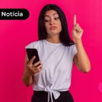 Pessoa lendo notícia sobre décimo terceiro dos trabalhadores.
