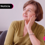 Pessoa idosa com a mão no rosto e expressão pensativa.