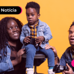 Família com expressão feliz.