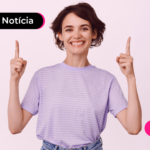 Pessoa apontando dedo para cima com expressão feliz.
