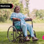 Pessoa idosa feliz em cadeira de rodas.