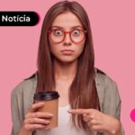 Pessoa preocupada com fake news que diz que café está contaminado com metanol no Brasil.
