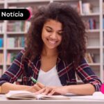 Pessoa jovem estudando para concurso da polícia penal de MG.