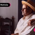 Aposentado pensativo sobre notícia que entidades usam RG para burlar biometria.