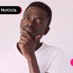 Homem jovem pensativo sobre feriado.
