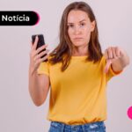 Pessoa usando celular para ler notícia sobre novas regras do FGTS.