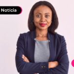 Mulher adulta sorrindo olhando para a câmera.