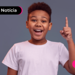 Criança com expressão feliz apontando indicador para cima.