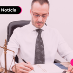 Pessoa assinando algo em escritório.