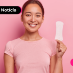 Pessoa com expressão feliz segurando absorvente.