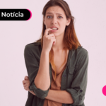 Pessoa com o dedo na boca e expressão apreensiva.
