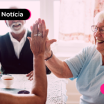 Pessoas idosas com expressões felizes.