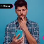 Pessoa olhando para celular com expressão confusa.