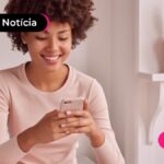 Pessoa sorrindo enquanto lê notícia sobre como garantir valor maior do FGTS antes das novas regras.
