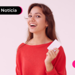 Pessoa com expressão feliz segurando cartão.