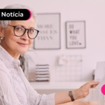 Pessoa idosa segurando calendário.
