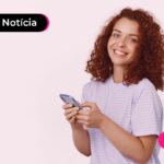 Mulher jovem feliz ao saber sobre novo pix automático.