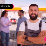 Pessoa em posto de gasolina com expressão feliz.