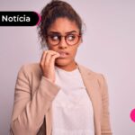 Pessoa com expressão preocupada pensando nos impactos das novas regras do saque-aniversário FGTS.