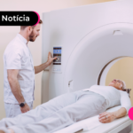 Homem fazendo radioterapia
