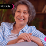 Pessoa idosa com expressão feliz.