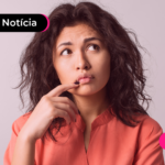 Pessoa com a mão na boca e expressão de dúvida.