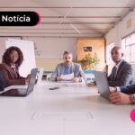 Pessoas reunidas em mesa para discutir texto da reforma administrativa.