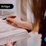 Pessoa assinando um registro