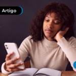 Pessoa que recebe pensão por morte pesquisando sobre seu aumento salarial.