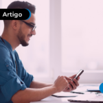 Homem feliz mexendo no computador