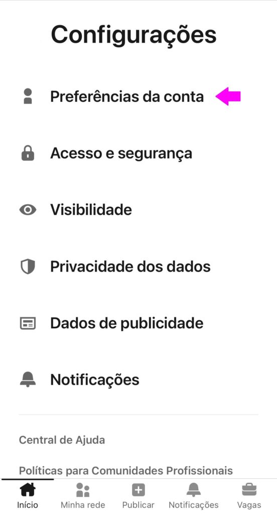 Tela de configurações do LinkedIn no iPhone, exibindo a opção “Preferências da conta” destacada com uma seta rosa, passo inicial para excluir a conta pelo celular.