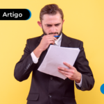 homem olhando documento