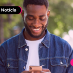 Pessoa olhando para celular com expressão feliz.