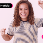 Pessoa com expressão feliz comemorando.