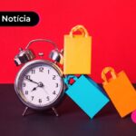 Relógio ao lado de sacolas de compras da black friday.