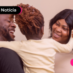 Pessoas com expressões felizes segurando criança.
