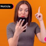 Jovem apontando pra cima