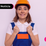 Pessoa com capacete na cabeça e com expressão feliz.