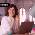 Pessoa em escritório com expressão feliz.