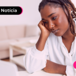 Pessoa apoiando a cabeça na mão com expressão triste.