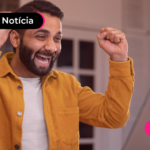 Homem feliz com descontos do feirão serasa.