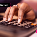 Pessoa com calculadora.