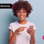 Pessoa usando celular e sabendo sobre mudanças da antecipação do saque do FGTS.