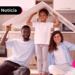 Família reunida e sorrindo.